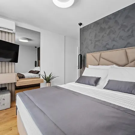 Modern And Peaceful Miaa & Osea *