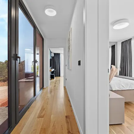 Modern And Peaceful Miaa & Osea