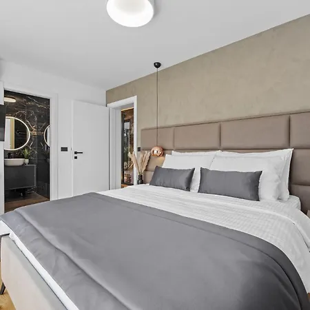 Modern And Peaceful Miaa & Osea *