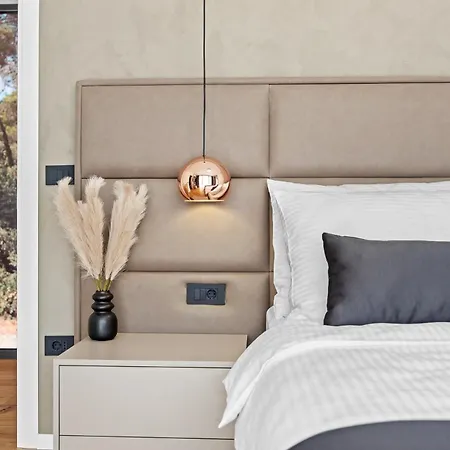 Modern And Peaceful Miaa & Osea