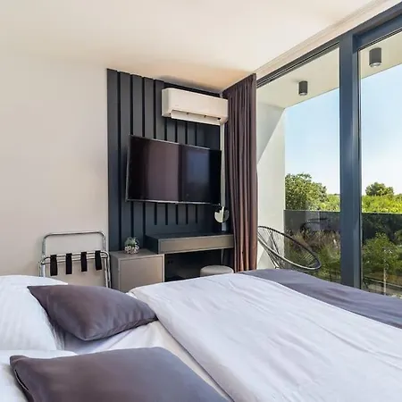 Modern And Peaceful Miaa & Osea *