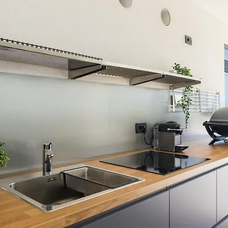Modern And Peaceful Miaa & Osea