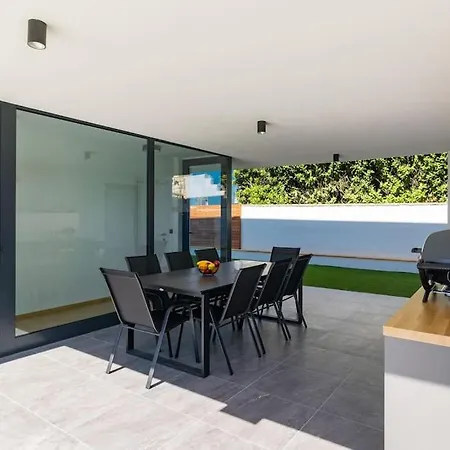 Modern And Peaceful Miaa & Osea *