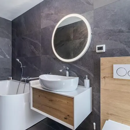 Modern And Peaceful Miaa & Osea *